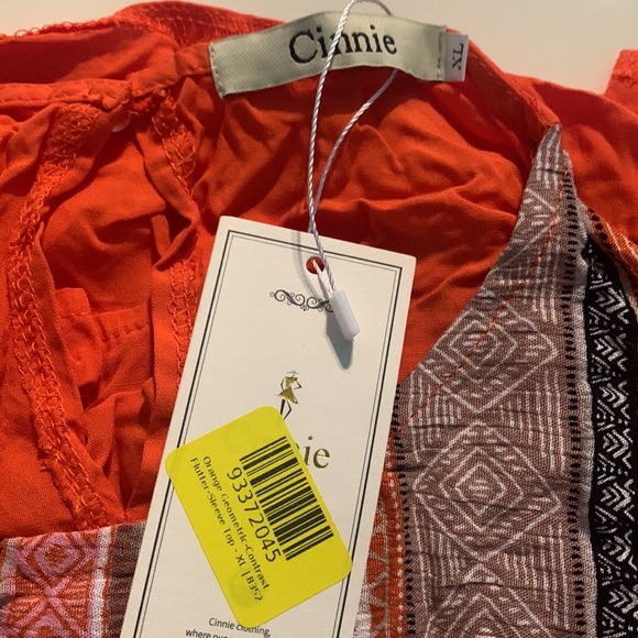 Geometric flutter sleeve shirt by Cinnie - Picture 3 of 3